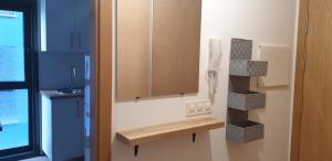 アーレスにあるAgradable apartamento a 2 minutos de la playaのバスルーム(鏡、木製の棚付) +18枚の写真