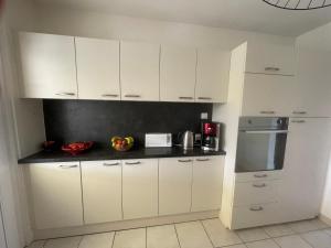 Kuchyňa alebo kuchynka v ubytovaní Villa Honey Moon