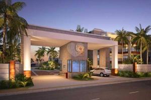 hotel z zaparkowanym przed nim samochodem w obiekcie Wai Wai Cumbuco apto 307, Bloco F, Nascente w mieście Cumbuco