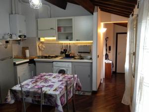 eine Küche mit einem Tisch und einem Tischtuch darauf in der Unterkunft Appartamento la piccola Venezia in Livorno