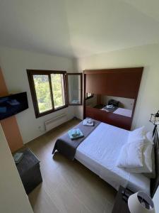 a bedroom with a large bed and a large window at Casa verde ver in Makrirrákhi