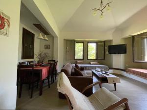 a living room with a couch and a table at Casa verde ver in Makrirrákhi