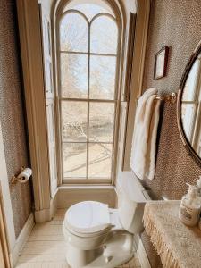 baño con aseo y ventana en Mayhurst Estate, en Orange