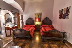1 dormitorio con 2 camas, lavabo y espejo en Finca Villa Juan, en Ribera del Fresno