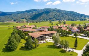 una vista aérea de un complejo en las montañas en Das Wiesgauer - Alpenhotel Inzell, en Inzell