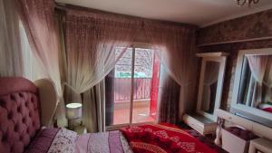 A bed or beds in a room at شقة مكرم عبيد للعائلات B 20