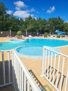 Bazén v ubytovaní Bungalow confortable à Angles avec piscine partagée alebo v jeho blízkosti