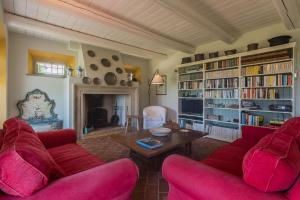 コリナルドにあるVilla La Capuccinaのリビングルーム(赤いソファ、テーブル付)