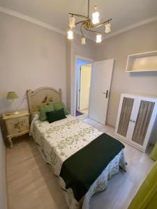 1 dormitorio con cama, mesa y puerta en Casa en la playa, en Pobra do Caramiñal