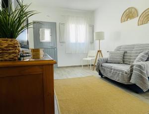 - un salon avec un lit et un canapé dans l'établissement Casa do Carmo, à Sousel