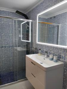 コスタ・カルマにあるLa Cabaña - Fuerteventuraの洗面台とシャワー付きのバスルーム