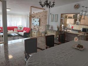un grand salon avec une table et un salon dans l'établissement Casa Relax, à Papiolet