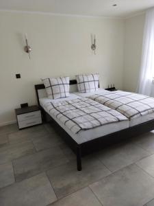 ein Schlafzimmer mit einem großen Bett in einem Zimmer in der Unterkunft Ferienwohnung Thamm in Lage