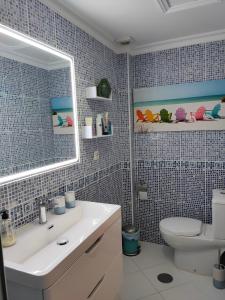 コスタ・カルマにあるLa Cabaña - Fuerteventuraの洗面台、トイレ、鏡のあるバスルーム +23枚の写真