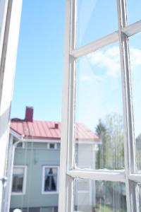 une fenêtre ouverte avec vue sur une maison dans l'établissement B&B Korsman Hanko, à Hanko