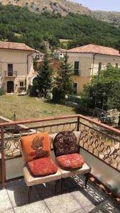 - un banc avec des oreillers installés au-dessus d'un balcon dans l'établissement La Casa del Lupo, à Collimento