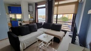 sala de estar con sofá y mesa en Views of El Medano beach, two, en El Médano