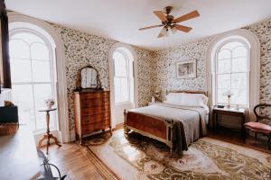 - une chambre avec un lit et un ventilateur de plafond dans l'établissement Mayhurst Estate, à Orange
