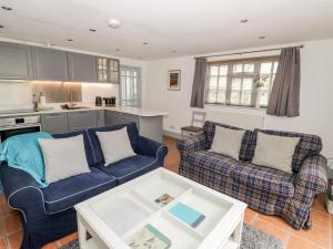 sala de estar con 2 sofás y cocina en Homestead Cottage, en Shipston on Stour
