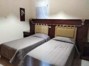 twee bedden naast elkaar in een kamer bij Lovely six bedroom villa in coral bay , car not essential in Peyia
