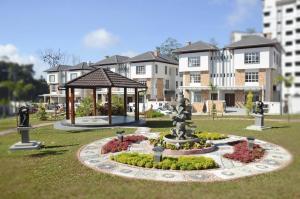 einen Park mit einem Pavillon und einem Garten in der Unterkunft Zinnia Residences in Cameron Highlands