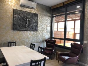 - une salle à manger avec une table et des chaises dans l'établissement Espacio Room Fuerteventura, à Puerto del Rosario