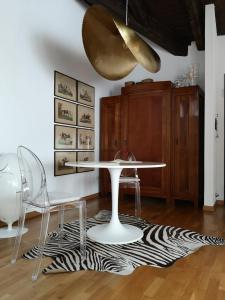 uma sala de jantar com uma mesa e cadeiras num tapete de zebra em Romantik, charming house em Trieste