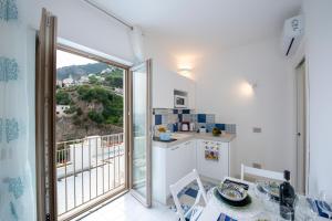 uma cozinha com uma mesa e uma varanda com vista em Residence Buonocore em Amalfi