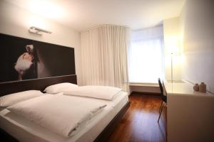 A bed or beds in a room at arte Hotel Linz