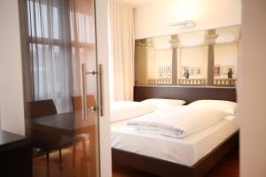 Postel nebo postele na pokoji v ubytování arte Hotel Linz + 37 fotografií