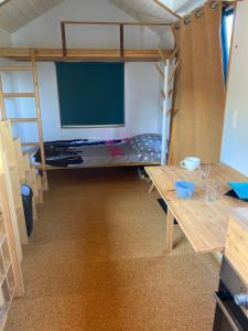 tiny house du poulloguer客房内的一张或多张床位