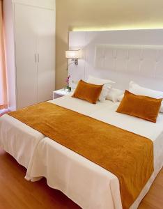 Posteľ alebo postele v izbe v ubytovaní Apartamentos Beverly