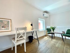 Гостиная зона в Two-story Old Town Apartment