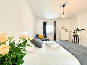- une chambre avec un lit et des fleurs dans l'établissement Two-story Old Town Apartment, à Toruń