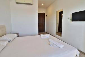 Postel nebo postele na pokoji v ubytování Gumbet Hotel