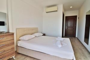 Postel nebo postele na pokoji v ubytování Gumbet Hotel
