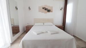 Postel nebo postele na pokoji v ubytování Gumbet Hotel