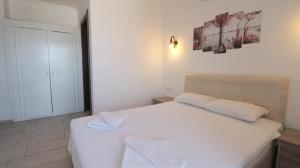 Postel nebo postele na pokoji v ubytování Gumbet Hotel