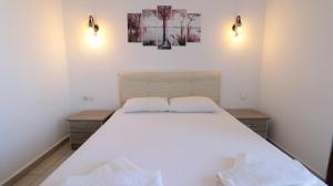 Postel nebo postele na pokoji v ubytování Gumbet Hotel