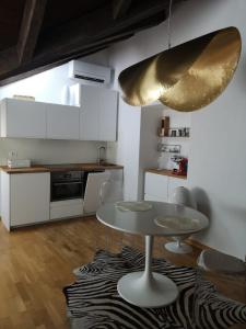 un soggiorno con un tavolo e una cucina di Romantik, charming house a Trieste