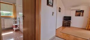TV a/nebo společenská místnost v ubytování Apartment in Medulin with Two-Bedrooms 3