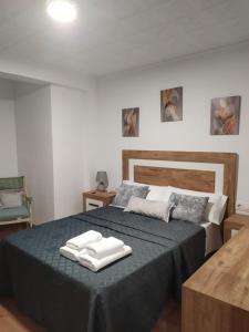 - une chambre avec un lit et 2 serviettes dans l'établissement Juderia, à Teruel