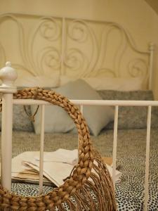 una cesta de mimbre sentada junto a una cama en Blu Bari en Bari