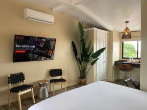 Uma TV ou centro de entretenimento em Magnolia Inn