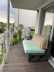uma varanda com uma cadeira e vista em 3bedroom Smarthome apartment, close to city center em Zielona Góra