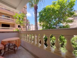 מרפסת או טרסה ב-Vacation Apartments in a Private Villa with Private Beach Access