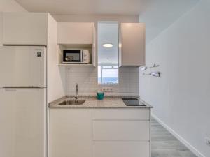 Kuchyňa alebo kuchynka v ubytovaní Luxury Suite Over The Beach