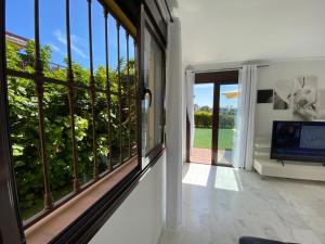 sala de estar con ventana grande y TV en SPLENDID STAR TENERIFE, en San Miguel de Abona