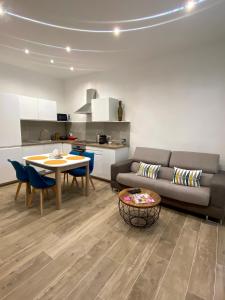 salon z kanapą i stołem w obiekcie Appartement chic plage des Catalans w Marsylii
