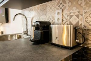 a kitchen with a coffee maker on a counter at Self Checkin Automatique - Downtown - AMERICA in La Ferté-sous-Jouarre